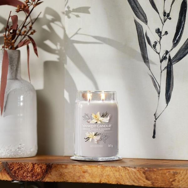 Aromatic candle Smoked Vanilla & Cashmere Large Yankee Candle Yankee_Candle_1629989E photo