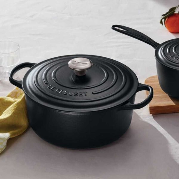Le Creuset Signature 6.7L matte black pot with lid. Le Creuset21177280002430 photo