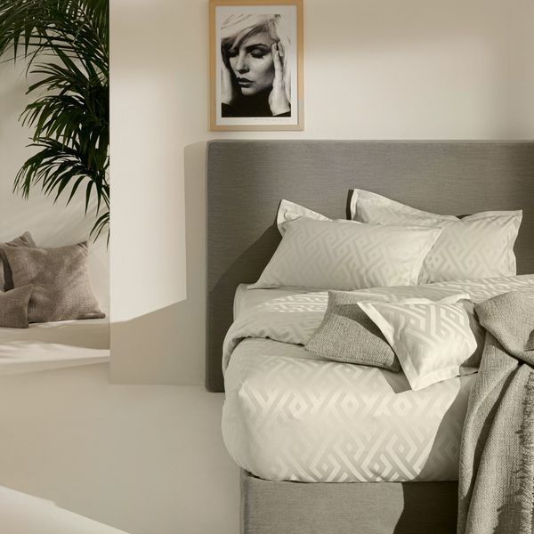 Pillowcase with Jacquard Piping and Border "Alley" QUAGLIOTTI_05824378-551 photo