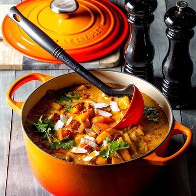 Le Creuset Signature 1.8L orange pot with lid. Le Creuset21177180902430 photo